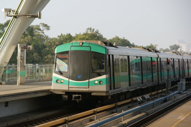 高雄捷運從2月13日起，各站服務台提供悠遊卡人工加值服務，持悠遊卡也可享高捷和輕軌優惠。 圖 : 翻攝自Blair's公車（資料照片）