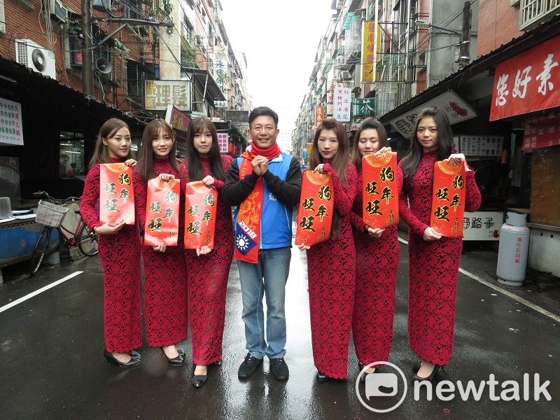 金瑞龍帶6位穿旗袍的「開運天使」，到中和區勝利市場向攤商及民眾賀年。 圖：王峻昌/攝