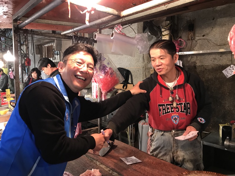 金瑞龍與攤商熱絡打招呼，還有攤商高喊「凍蒜」。 圖：金瑞龍/提供