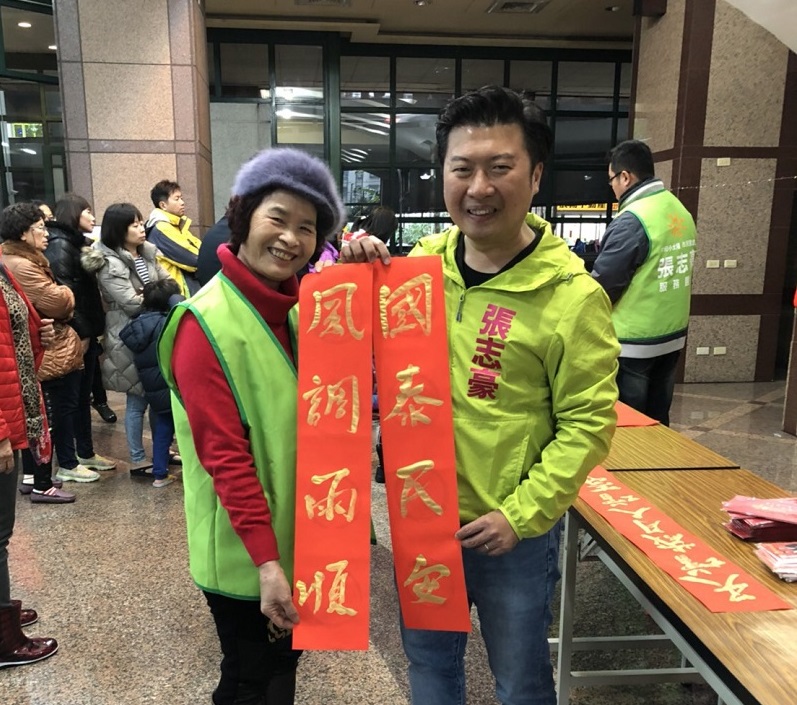 張志豪連日到不少社區寫春聯吸人氣。 圖：張志豪/提供