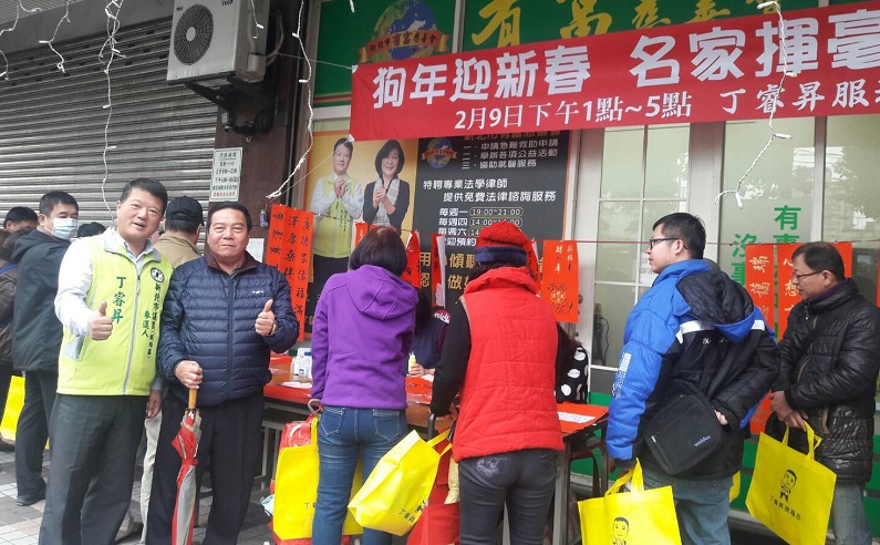 丁睿昇請名家揮毫送春聯，吸引不少民眾索取。 圖：丁睿昇/提供