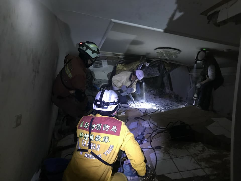 基隆市特搜人員今晚從雲翠大樓401室向下挖，目前已打穿4樓地板及3樓天花板。 圖：基隆市消防局/提供