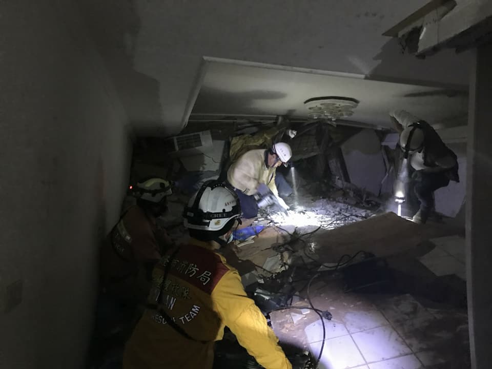 特搜人員準備繼續向下挖穿3樓地板及2樓天花板。 圖：基隆市消防局/提供