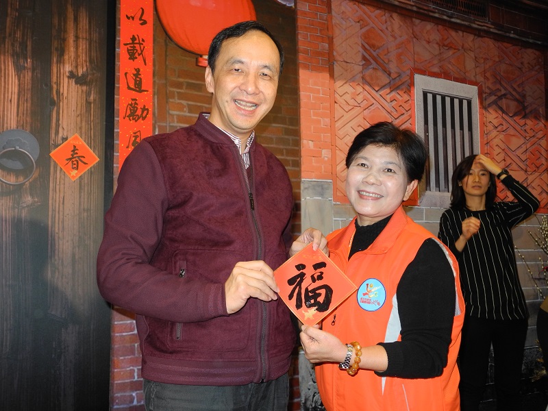 朱立倫寫的「福」，民眾競相索取。 圖：王峻昌/攝