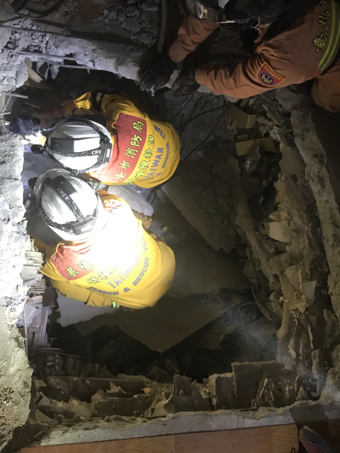 特搜人員徹夜開鑿，向下挖掘確認為201室後，擴大周圍面積，尚未尋獲受困者。