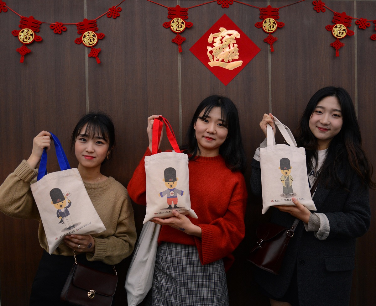大年初二淡水古蹟博物館開館日，於紅毛城將贈送給前107位入館民眾「旺旺福氣袋」。 圖/新北市立淡水古蹟博物館提供