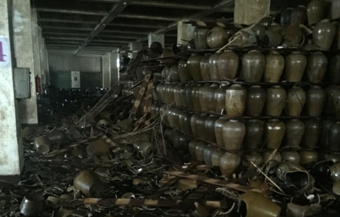 花蓮酒廠「紹興酒甕」1萬多甕傾倒、碎裂滿地，損失金額粗估2億多元。