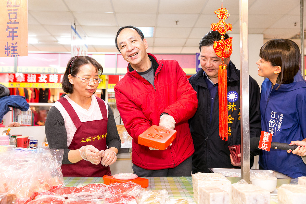 朱立倫體驗手作紅龜粿祝民眾龜壽綿延。 圖 : 新北市政府/提供