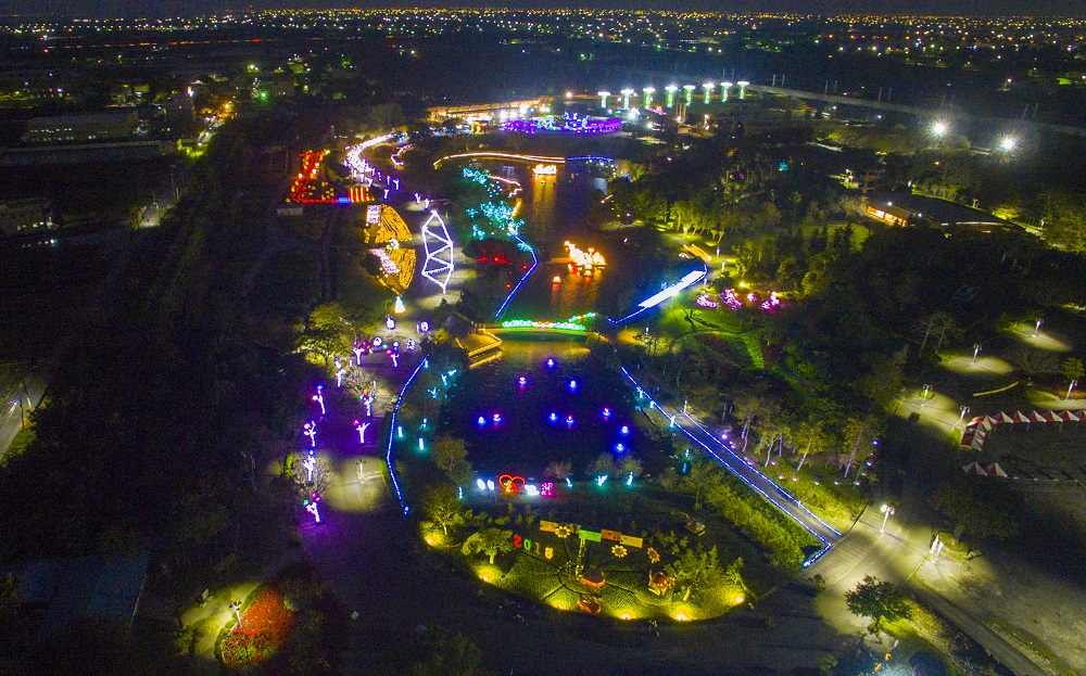 彰化縣政府在溪州公園打造花卉結合花燈的「花在彰化」水上花燈展。 圖：彰化縣政府提供