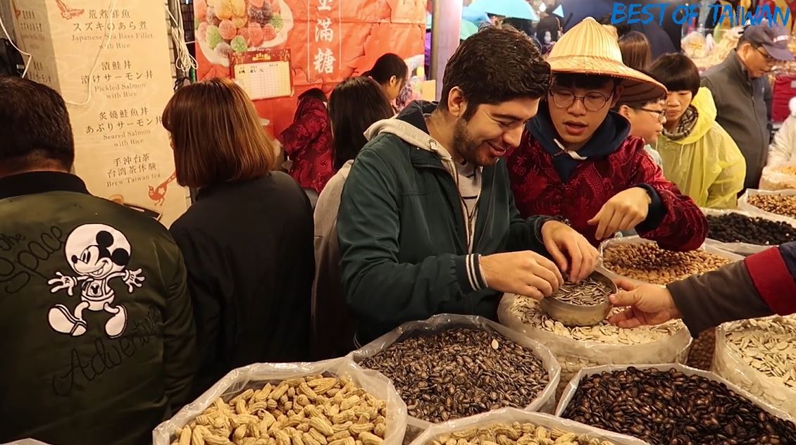 圖佳也透露土耳其人很愛吃瓜子，在採買的途中他就忍不住嗑了一把，除了買向日葵種子外，圖佳還買了一種「白瓜子」，他說的白瓜子其實就是南瓜的種子。 圖：擷取自Youtube
