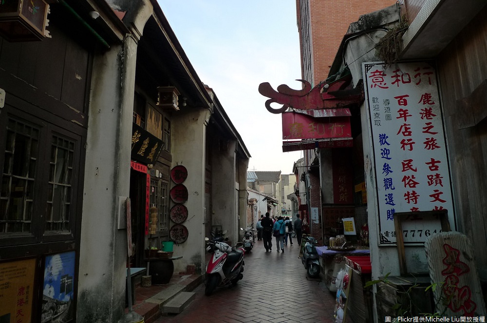 鹿港老街絕對是知名老街首選，除了各種古色古香的廟宇和香火超級鼎盛的鹿港天后宮之外，其中最有名的是超窄小巷「摸乳巷」，後來演變「夢麟巷」與「摸乳巷」台語諧音聽起來相像，時間一久便稱為「摸乳巷」，相當有趣的巷弄。 圖：Flickr提供Michelle Liu開放授權