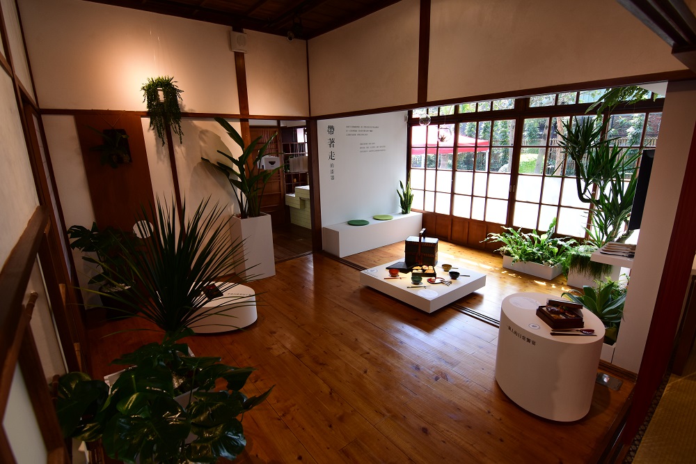 今天桃園市立大溪木藝生態博物館的「工藝交流館」推出新特展「漆物‧語日常」，即日起至8月12日開放參觀，展區分為四大主題，展現大溪當地茶葉產業、生活工藝品與當地飲食生活平易近人的面貌。 圖：桃園市文化局提供