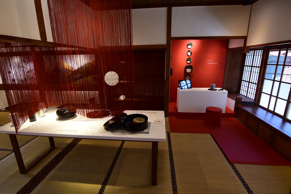 展區分為四大主題，分別為「賓主盡歡的漆器」展區、「護茶的漆器」展區、「帶著走的漆器」展區、「秒懂漆‧工藝」區，透過日常生活使用的木胎漆器皿做展示。 圖：桃園市文化局提供