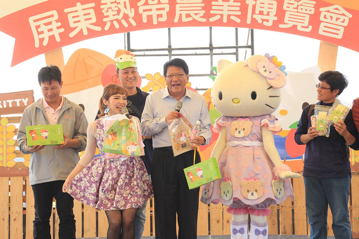 由於近日天氣逐漸回暖，不少遊客都前來踏勘，今天特別推出入園停車前2千名遊客可獲得活動限量版Hello Kitty紙帽子，同時舉辦摸彩活動，贈送園內優質農產品，Hello Kitty的粉絲們與有興趣的朋友不要錯過囉！ 圖：屏東縣政府/ 提供