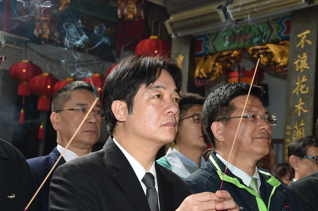 行政院長賴清德今 (10) 日率領行政團隊至台中市視察「綠川水環境改善計畫」，隨後在台中市長林佳龍的陪同下，一齊前往萬春宮參拜，祈求國泰民安、風調雨順。 圖：翻攝自行政院