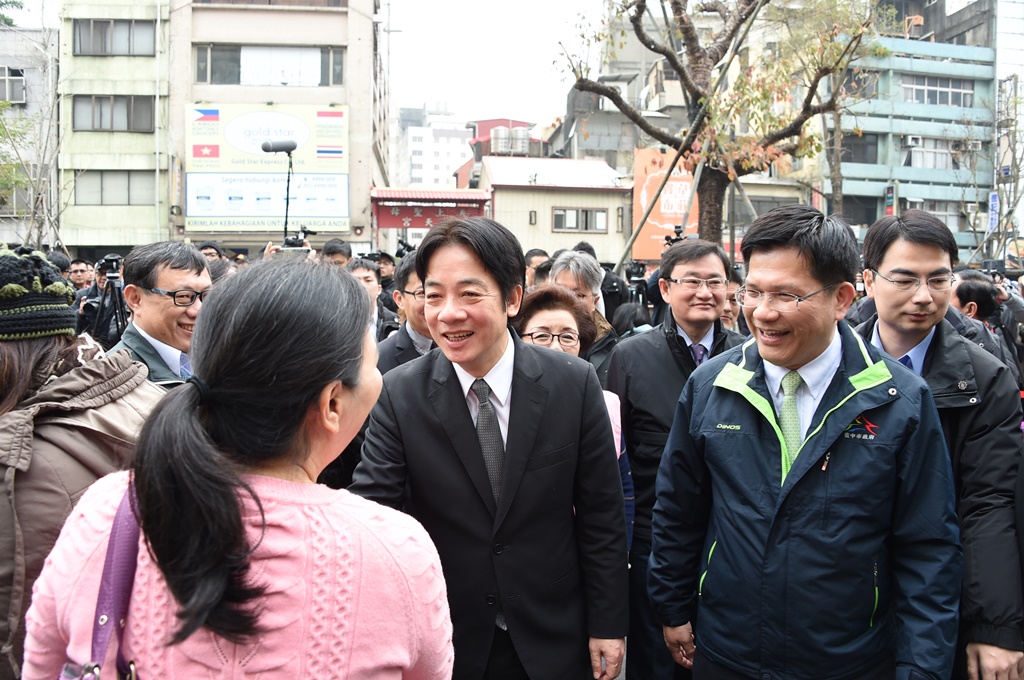 賴清德在林佳龍陪同下走訪台中市，與民眾熱情握手。 圖：翻攝自行政院