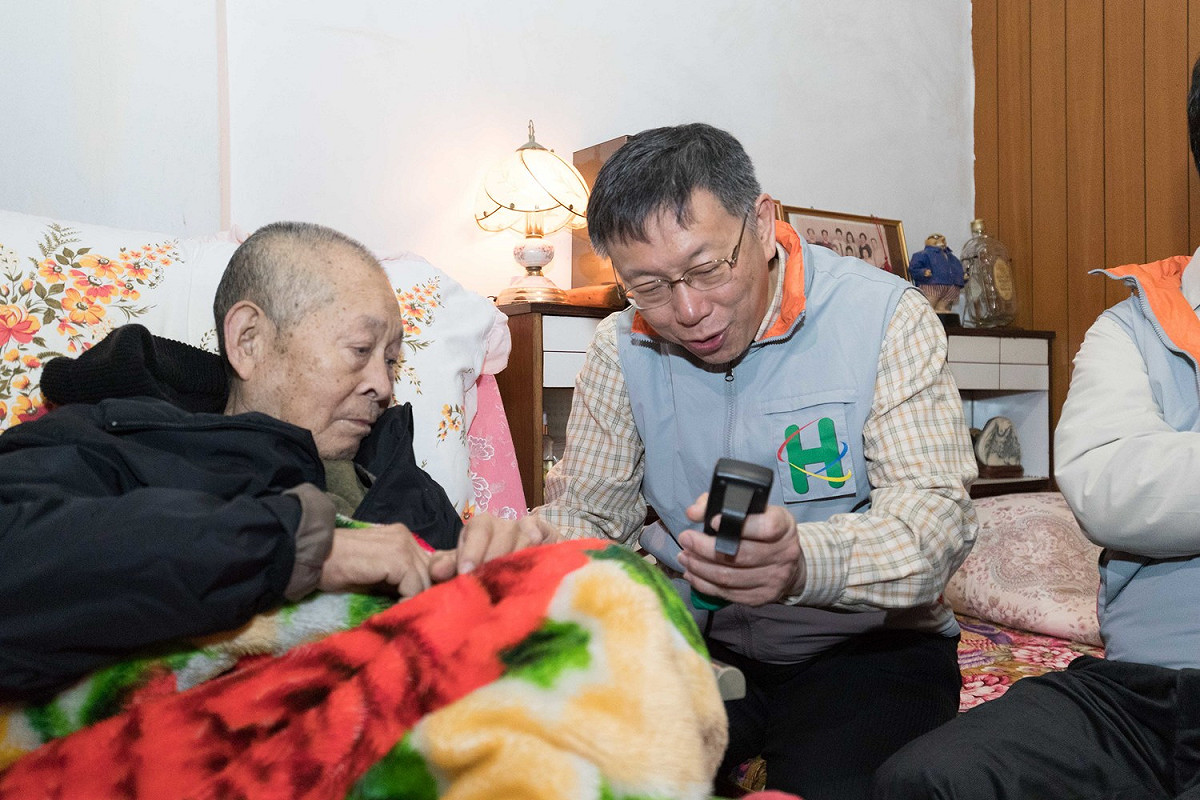 台北市長柯文哲今日化身一日醫師，到萬華民眾家訪視。 圖：台北市政府 / 提供