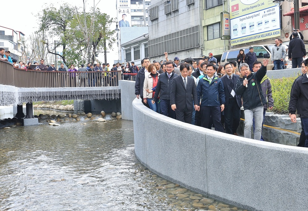 行政院長賴清德參加台中新盛綠川啟用典禮後，親自沿著綠川走一趟。  圖：台中市政府/提供