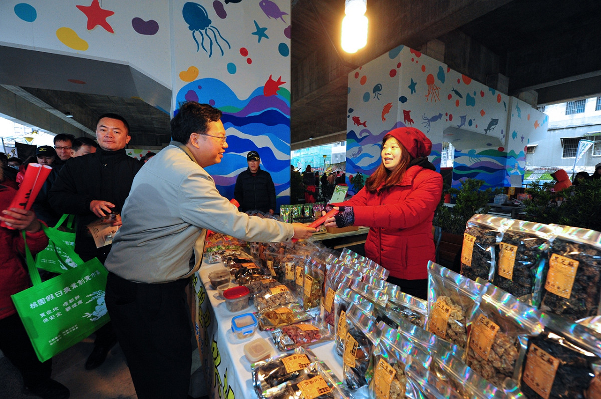 買年貨除了逛年貨大街外，還有另一個新選擇，桃園市八德區從今 (10) 天開始舉辦「農創市集年貨大街」，一連5天展出80個攤位，每天不只有主題活動及折扣，還有大家最喜歡的刮刮樂等你一起來試手氣！ 圖：翻攝自桃園市政府