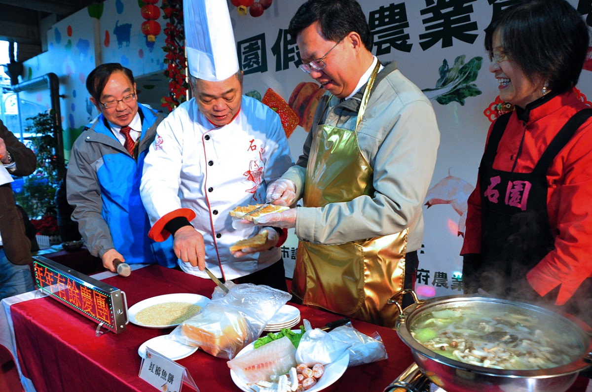 桃園市長鄭文燦今天出席開幕典禮表示，成立農創市集的目的在於展現桃園優質農創產品，豐富市民生活。這次市集還增加了豐富性，讓在地文創、小農和各縣市的好產品進駐；農業局和農委會農糧署每週也舉辦各類行銷活動，希望讓人氣更旺，達到集市效果。 圖：翻攝自桃園市政府