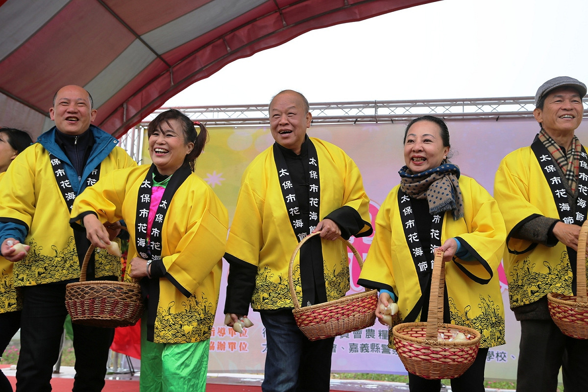 上午的開幕儀式，還找來多個太保在地社區發展協會表演及幼兒園舞蹈，嘉義縣長張花冠與議長張明達還在台上一起灑麻糬給遊客們，象徵「吃麻糬，賺大錢」，現場氣氛十分熱絡。 圖：嘉義縣政府／提供