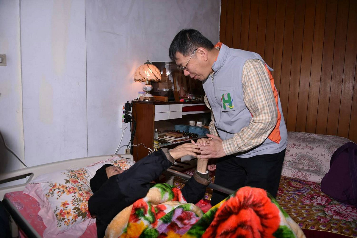台北市長柯文哲今日化身一日醫師，前往萬華民眾家裡探視接受聯醫團隊照顧的失能長者個案。 圖：台北市政府 / 提供