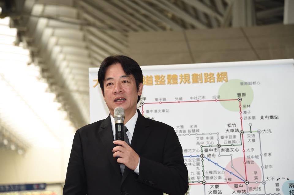 行政院長賴清德視察台中新烏日車站，聆聽簡報。 圖：行政院/提供