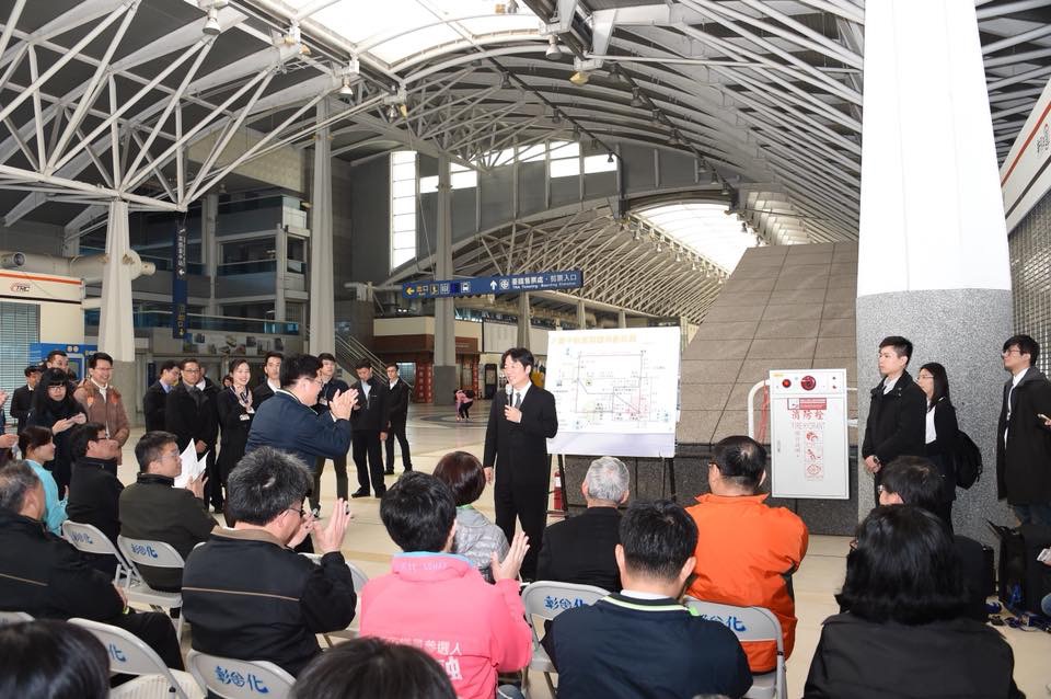簡報結束後，行政院長賴清德以「成真一二三」回應台中市長林佳龍的建設計畫「希望一二三」。 圖：行政院/提供