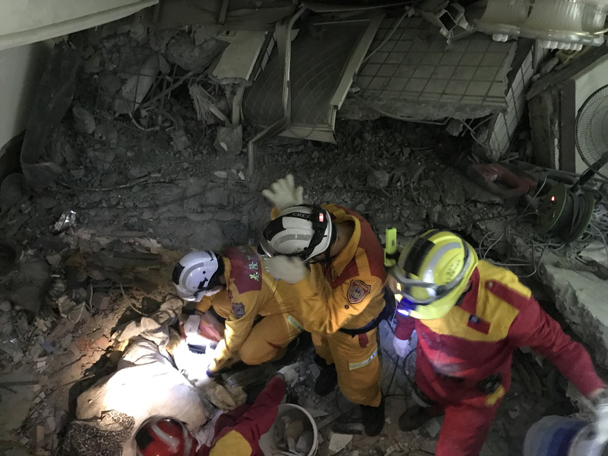 基隆市特搜隊今日將漂亮生活旅店201室內的第二具大體運出。 圖：基隆市消防局 / 提供