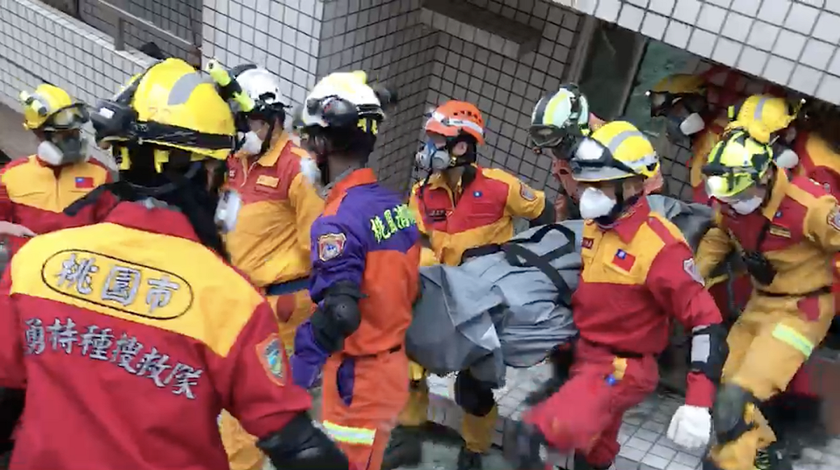 搜救人員將201室第三具遺體運出。 圖：基隆市消防局 / 提供