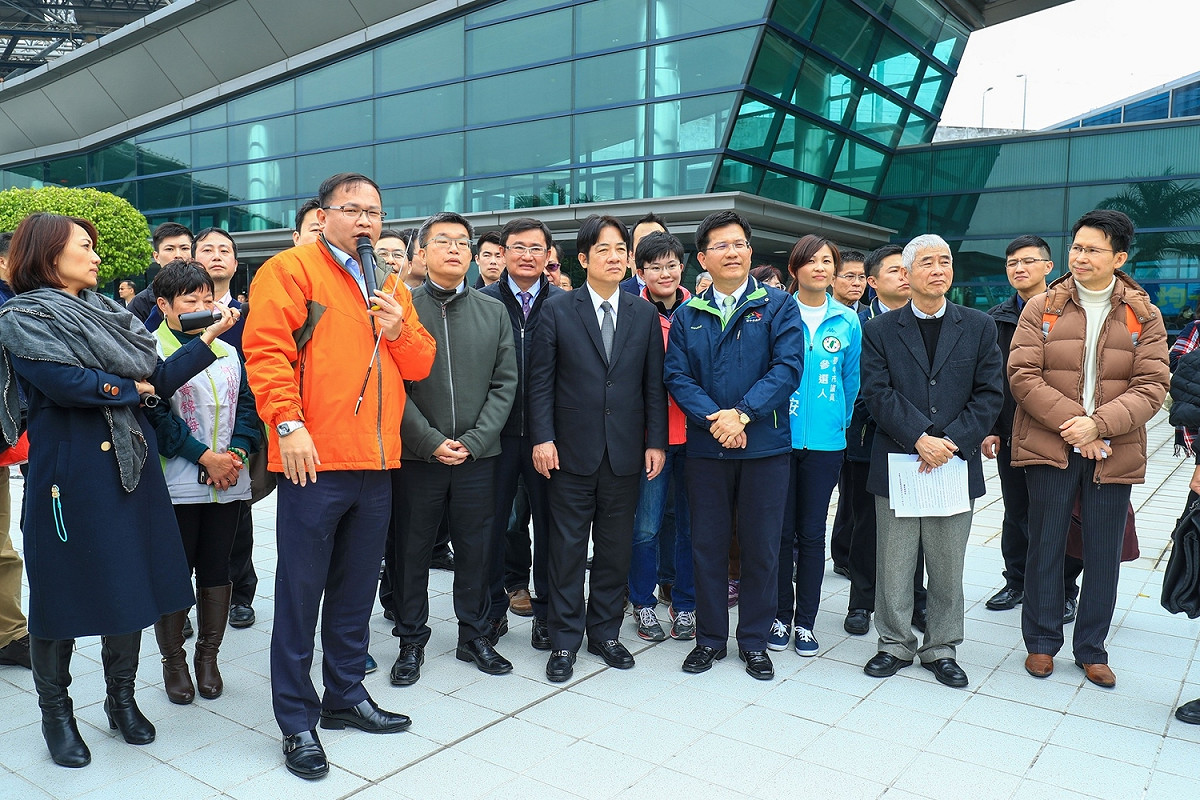 行政院長賴清德今（9）日下午視察新烏日車站，大讚市長林佳龍的「大台中希望一二三」計畫，陪同視察台中市長林佳龍、立法院副院長蔡其昌、交通部長賀陳旦。 圖：台中市政府提供