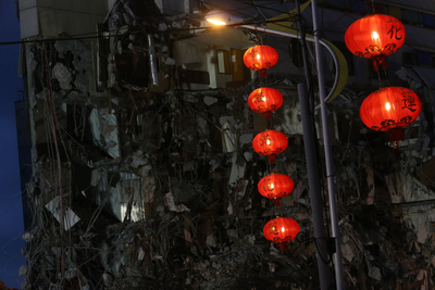 花蓮強震造成當地指標性建築統帥大飯店坍塌成危樓，9日開拆，10日仍持續作業中，飯店內部原有房間裸露在外。 圖：中央社