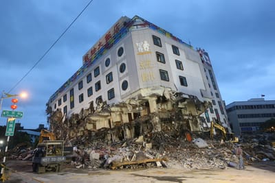 花蓮強震造成當地指標性建築統帥大飯店坍塌成危樓，9日開拆，至10日晚間飯店外牆招牌僅剩統帥兩字。 圖：中央社
