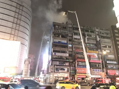 台北市東區百貨旁大樓10日晚間傳出火警，現場陣陣白煙飄出，消防員持續搶救中。 圖:中央社