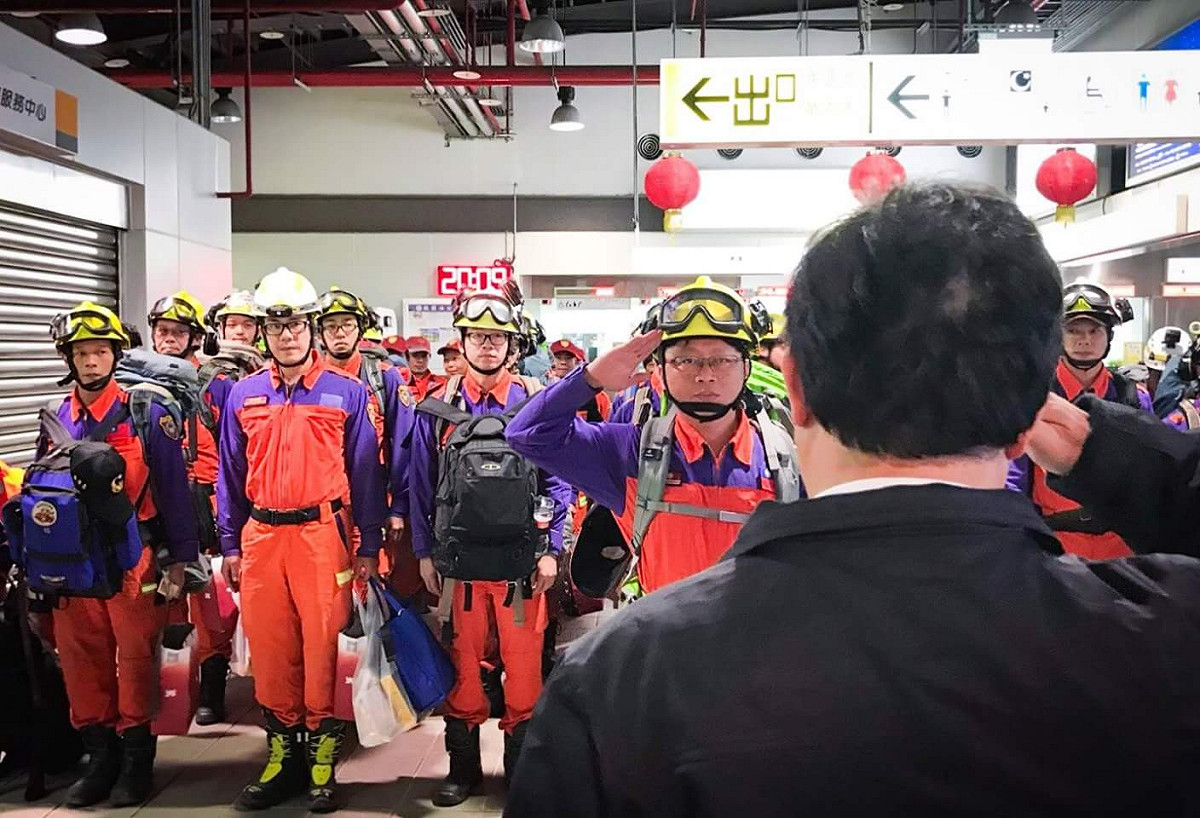 這群搜救英雄連續長達90個小時忍受低溫及餘震，在2月9日下午尋獲加拿大籍港裔Peter So夫婦，今日亦持續搜尋中國籍旅客。鄭文燦表示，他們在救難同時，發揮專業的英勇精神，他要代表所有市民及國人感謝這群英雄 圖：翻攝自鄭文燦臉書