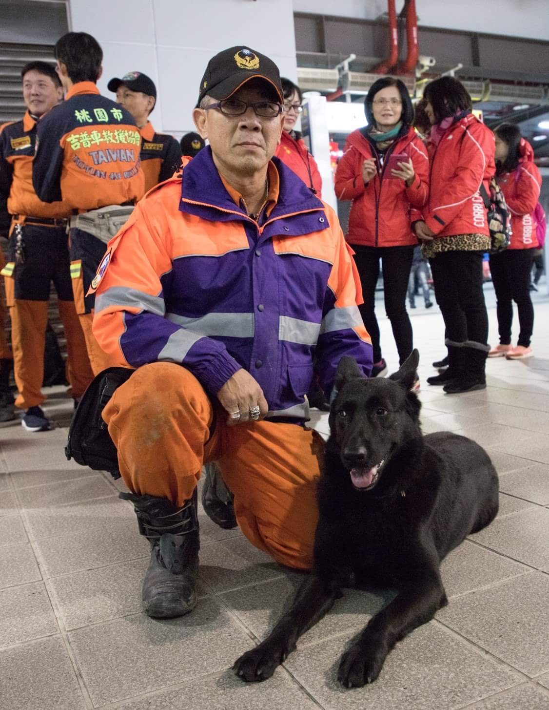 2月7日凌晨1時，桃園首梯搜救即出動25名搜救人員、3隻搜救犬及生命偵測雷達、影音式生命探測器、光纖影像探測器、聲納生命探測器、削岩機、五用氣體偵測器、油壓破壞器材組、氣動式支撐器等，由特搜大隊組長李明城率隊，前往花蓮支援救災。 圖：翻攝自鄭文燦臉書