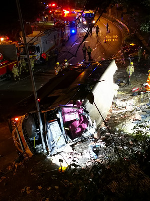香港大埔公路近松仔園處10日下午6時許發生雙層公車側翻交通事故，目前已致19死、60餘傷。 圖:中央社