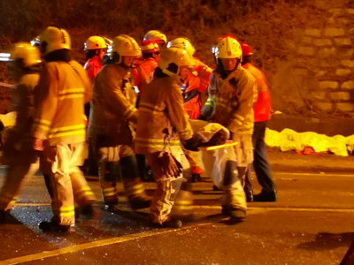 香港大埔公路近松仔園10日下午6時許發生公車側翻交通事故，目前已致19死、60餘傷。醫護隊緊急救援。 中央社