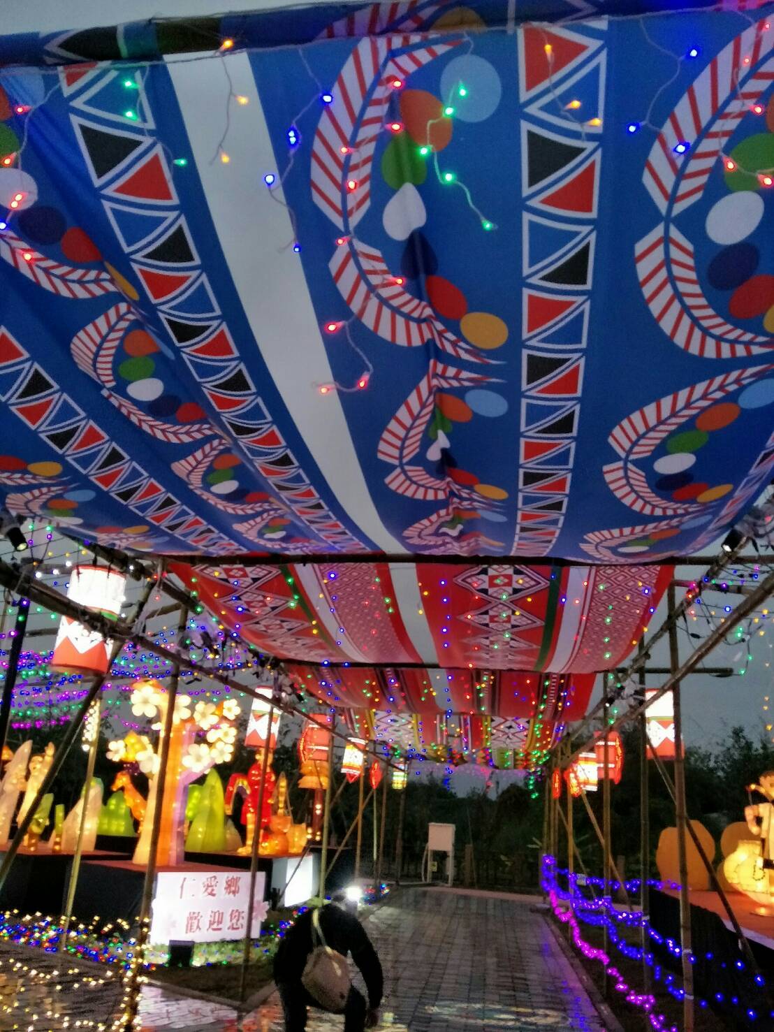 這次結合南投燈會特色共同規劃原住民族特色花燈外，也辦理原鄉特產展售活動，市集攤位將展售原住民族美食、農特產品、手工藝品以及伴手禮等，歡迎參訪民眾踴躍採購，作為過新年與親友相聚的特色餐點，以及饋贈親友的最佳禮品。 圖：南投縣政府提供