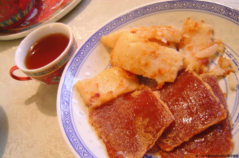 營養師許瓊月指出，以一個500公克的年糕來說，只要吃5分之1，也就是100公克，就等同於一碗白飯的熱量。 圖：Flickr提供serene1015開放權限
