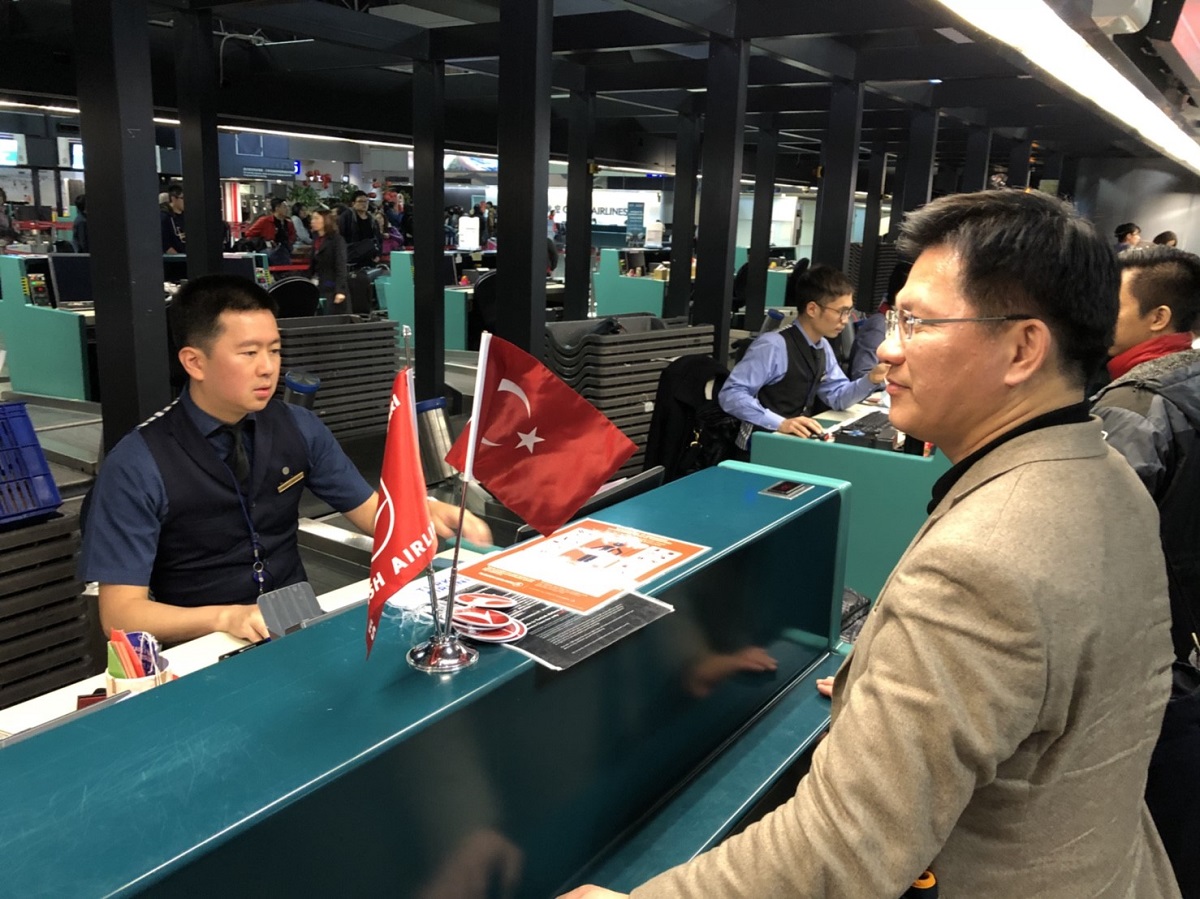 台中市長林佳龍昨(10)晚深夜搭機前往以色列，出席第32屆「全球市長會議」 圖/台中市政府提供