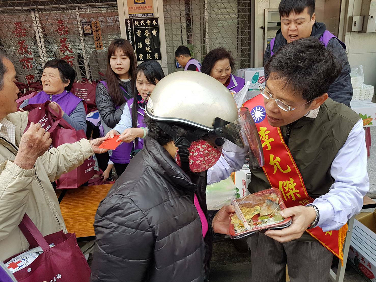 李允傑身披競選紅色彩帶出席活動。 圖：李允傑競選團隊/提供