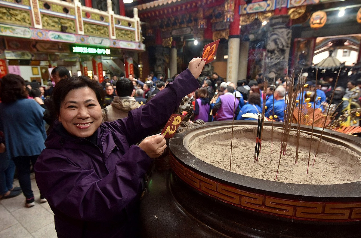 今年春聯特色是「旺來福來」，「旺」字特大還燙金，希望鄉親們都會「大旺」、「金旺」。 圖：新北市政府／提供