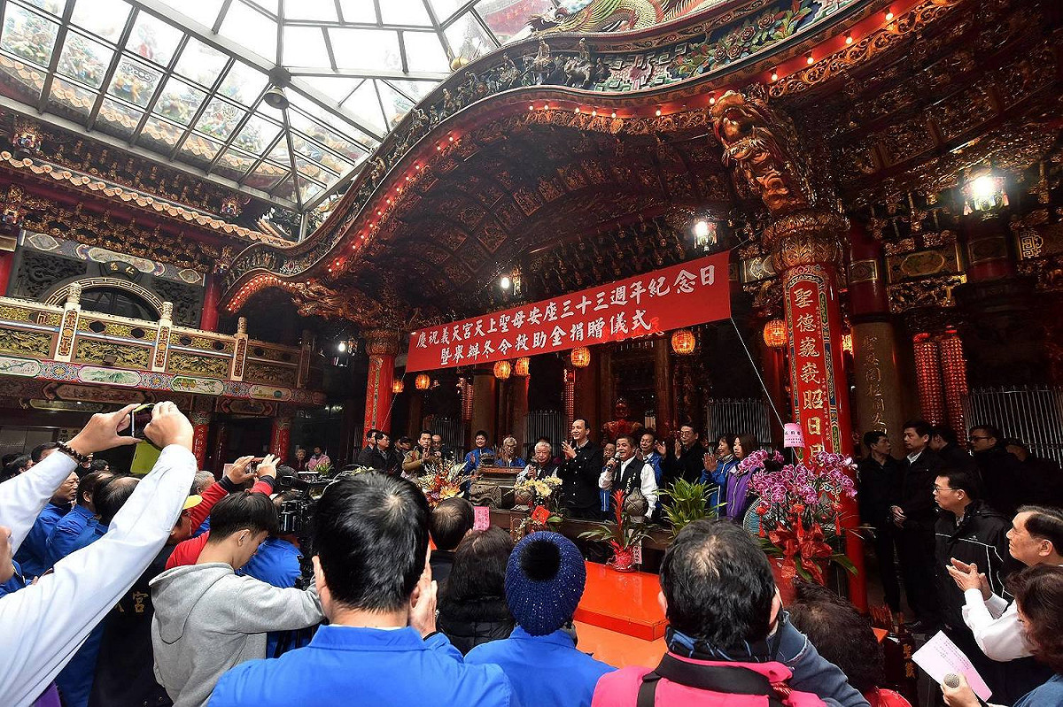 新北市長朱立倫今(11)日現身蘆洲湧蓮寺及三重義天宮。 圖：新北市政府／提供