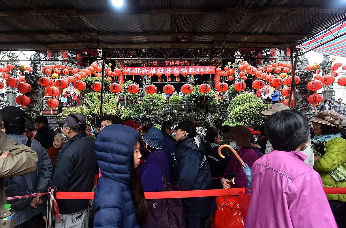 湧蓮寺及義天宮都鄰近菜市場，一大早廟前即大排長龍。 圖：新北市政府／提供