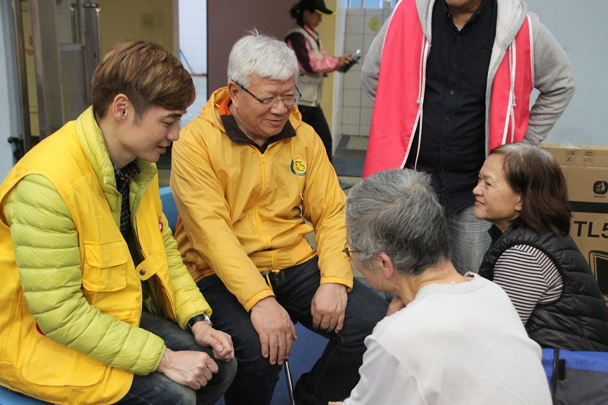 藝人宋逸民與夏忠堅秘書長一起關懷災民表達關心。 圖：中華基督教救助協會/提供