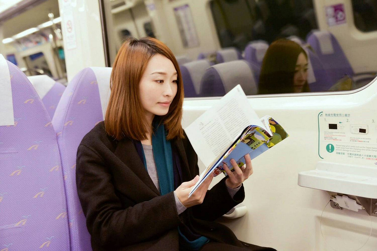 機捷公司也呼籲旅客愛惜使用「瞬遊機捷」專書，將美好留給下一位旅客，若現場閱讀不夠盡興、手不釋卷，亦可利用專書上的QR code，將電子版帶回家。 圖：機捷公司／提供
