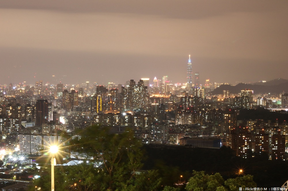 烘爐地對許多北部的朋友來說，這裡不只可以求財，還有美麗的夜景可以看。 圖：Flickr提供小 M ：D開放權限