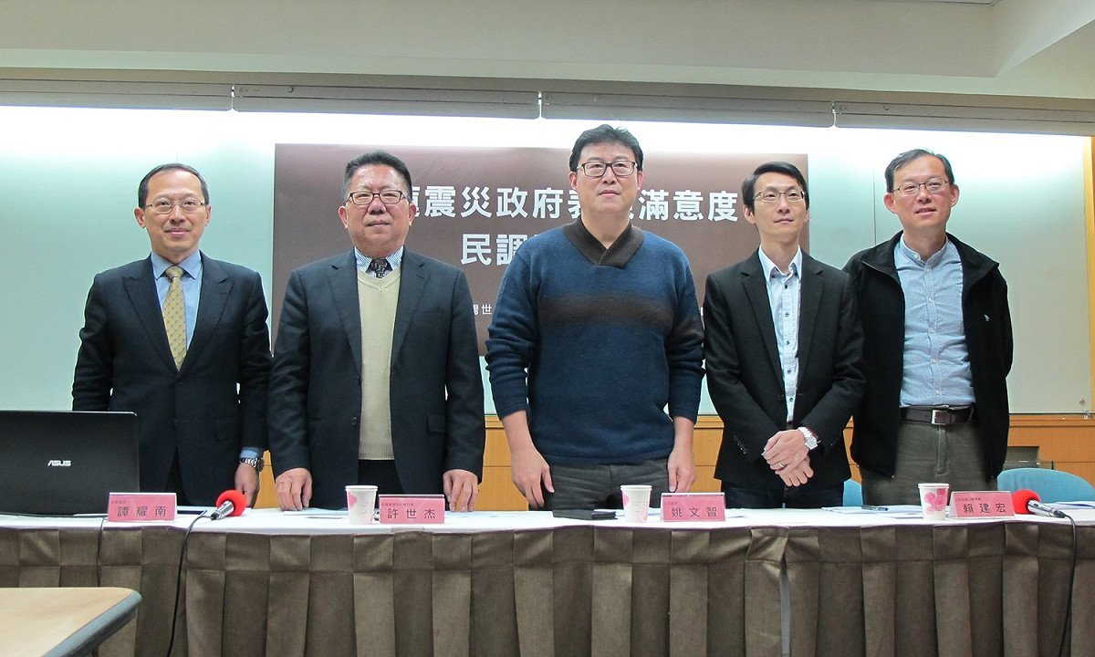 台灣世代智庫12日公布民調，訪賓包括兩岸政策協會理事長譚耀南、立委姚文智、土木技師公會賴建宏、中興大學教授陳牧民。 圖：林朝億/攝