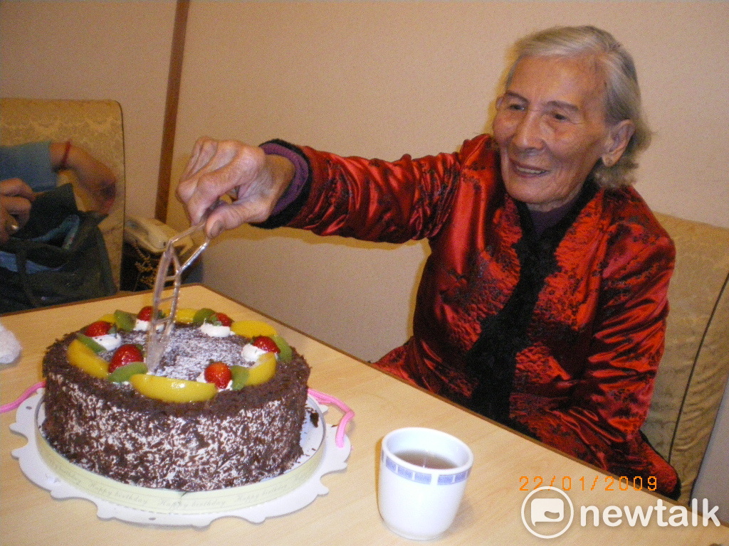 現年八十七歲的陳賴玉昭女士，丈夫陳茂根於1958年823臺海戰役中陣亡，她獨力奉養婆婆、養大三個兒子、一個遺腹女。 圖：王瓊玲／攝